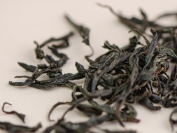 Уи Шань Е Шен Хун Ча (Дикий Красный из Уишани), весна 2025 г.