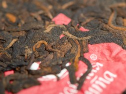 Шу пуэр &amp;quot;Темная Сторона Луны&amp;quot; (Луна), Мэнхай, Чайная Почта, пресс 2024г., 200г. 