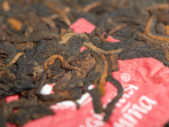 Шу пуэр &amp;quot;Темная Сторона Луны&amp;quot; (Луна), Мэнхай, Чайная Почта, пресс 2024г., 200г. 