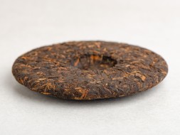 Шу пуэр &amp;quot;Темная Сторона Луны&amp;quot; (Луна), Мэнхай, Чайная Почта, пресс 2024г., 200г. 