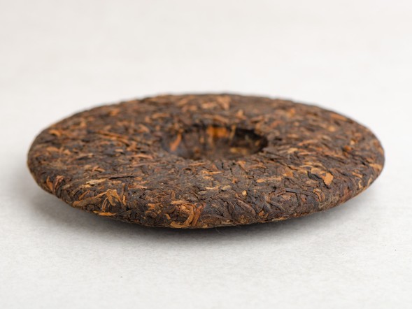 Шу пуэр &amp;quot;Темная Сторона Луны&amp;quot; (Луна), Мэнхай, Чайная Почта, пресс 2024г., 200г. 