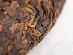 Шу пуэр &amp;quot;Темная Сторона Луны&amp;quot; (Луна), Мэнхай, Чайная Почта, пресс 2024г., 200г. 