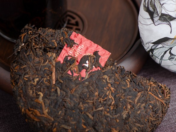 Шу пуэр &amp;quot;Темная Сторона Луны&amp;quot; (Луна), Мэнхай, Чайная Почта, пресс 2024г., 200г. 