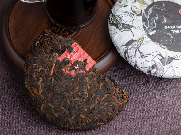 Шу пуэр &amp;quot;Темная Сторона Луны&amp;quot; (Луна), Мэнхай, Чайная Почта, пресс 2024г., 200г. 