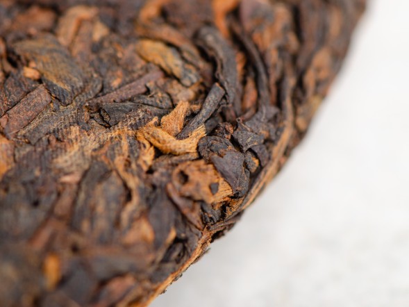 Шу пуэр &amp;quot;Темная Сторона Луны&amp;quot; (Луна), Мэнхай, Чайная Почта, пресс 2024г., 200г. 