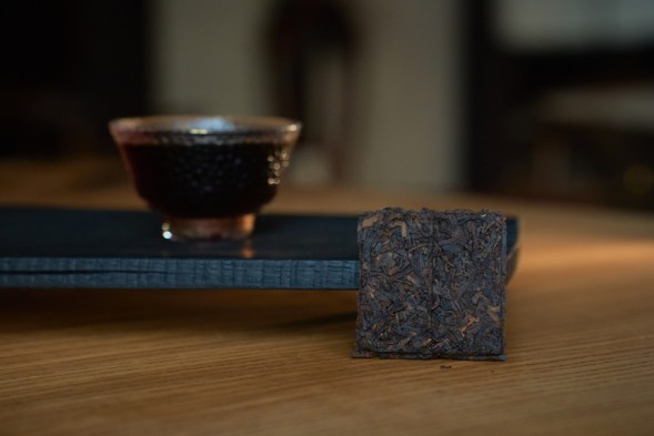 Гун Тин Шу Пуэр в плитке из Мэнхая, серия &amp;quot;Чайные Марки&amp;quot;, Чайная Почта, 10 г., 2025 г.