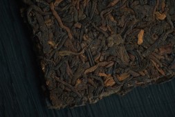 Гун Тин Шу Пуэр в плитке из Мэнхая, серия &amp;quot;Чайные Марки&amp;quot;, Чайная Почта, 10 г., 2025 г.