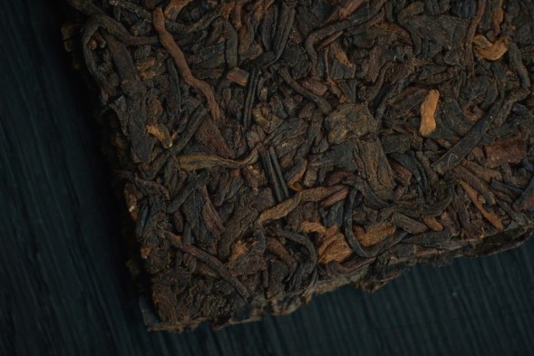 Гун Тин Шу Пуэр в плитке из Мэнхая, серия &amp;quot;Чайные Марки&amp;quot;, Чайная Почта, 10 г., 2025 г.