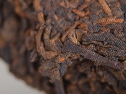 Шу пуэр &amp;quot;Дед и Внуки&amp;quot; (Ван Нянь Чжи Цзяо), завод Цзинь Хун Шань, 2009 г., 357 г.