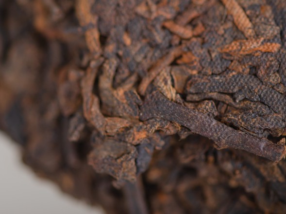 Шу пуэр &amp;quot;Дед и Внуки&amp;quot; (Ван Нянь Чжи Цзяо), завод Цзинь Хун Шань, 2009 г., 357 г.