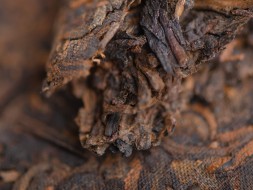 Шу пуэр &amp;quot;Дед и Внуки&amp;quot; (Ван Нянь Чжи Цзяо), завод Цзинь Хун Шань, 2009 г., 357 г.