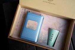 Подарочный набор с чаем и пиалой &amp;quot;Лотосы с гор феникса&amp;quot;